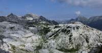 Il Col delle Erbe. Sullo sfondo, da sx: Picco di Grubia, Monte Sart, Cuel Sclaf e Cimone del Montasio 