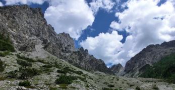 La Val Sciol de Mont con sullo sfondo l’omonima forcella 