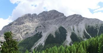Il Monte Ferara dal ripiano di Casera Roncada