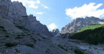 La Val Sciol de Mont fra le Torri Postegae e il Monte Ferrara. Sullo sfondo, Forcella Sciol de Mont