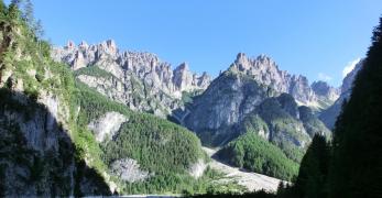 La Val Sciol de Mont. Sullo sfondo, gli Spalti di Toro