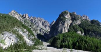 La Val Meluzzo. Sullo sfondo, il Gruppo degli Spalti di Toro