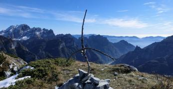 La vetta del Monte Zelo. Sullo sfondo, la Val Cordevole e lo Schiara