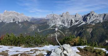 La vetta del Monte Zelo. Sullo sfondo, il Passo Duran fra il Moiazza e il Gruppo del San Sebastiano