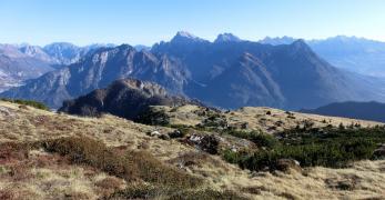 Le praterie sommitali del Monte Zirvoi. Sullo sfondo, le Dolomiti d’Oltrepiave