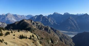 La Val Molin dei Frari. Sullo sfondo, le Dolomiti d’ Oltrepiave