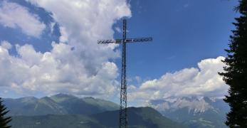 La Croce degli Alpini con panorama sulla Valle di Primiero
