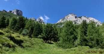 Contrafforti rocciosi del Monte Borgà scendendo verso Erto