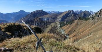 La vetta del Monte Lodina. Sullo sfondo, Il Monte Borgà, il Monte Palazza e il Monte Zita