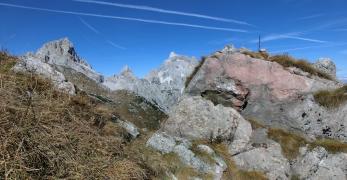 Il salto roccioso sotto la vetta del Monte Lodina