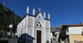 La chiesa al centro di Tramonti di Sopra