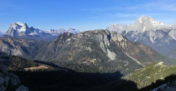 La Val Zoldana con il Monte Rite in primo piano. Sullo sfondo, i Monti Pelmo e Antelao