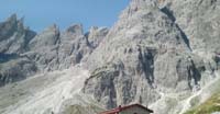 Il Rifugio Berti sotto i Campanili e i Fulmini di Popera