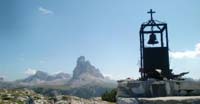 Campana dell' Amicizia. Dietro: Tre Cime e Paterno  