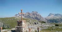 Croce di Monumento ai Caduti. Dietro: Rondoi e Tre Scarperi 