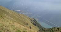 I ripidi versanti sul Lago Morto di Val Lapisina 