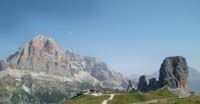 Rifugio Scoiattoli alle 5 Torri. Sullo sfondo, le Tofane