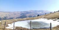 Pozza d'alpeggio: Sullo sfondo, Cima Grappa   