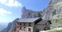 Il Rifugio Pradidali. Dietro: il Sass Maor  