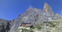 Il Rifugio Pradidali. Dietro: Cima di Ball e Campanile Pradidali 