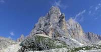 Il Rifugio Pradidali sotto la Torre Pradidali e la Cima Pradidali 