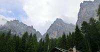 Il Rifugio Casera Bosconero. Dietro: Sfornoi, Sasso di Bosconero e Rocchetta Alta 