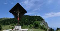 Il Cristo di Pian de la Bala. Dietro: il Monte Boccaor 