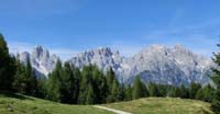 Il Col dei Buoi. Sullo sfondo, da sx: Cima d'Auronzo, Monte Giralba, Cima Bagni, Croda di Ligonto e Cima d'Ambata  