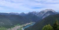 La Val d'Ansiei con Auronzo di Cadore e il Lago di S. Caterina. Sullo sfondo, il Tudaio