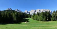 I prati sommitali del Monte Agudo. Sullo sfondo, le Marmarole