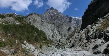Il letto del Torrente Susaibes. Sullo sfondo, il Monte Castello 