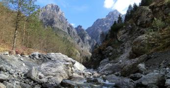 Il letto del Torrente Ledron. Sullo sfondo, i Monti Corta e Castello 