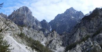 Il Pian d'Avour. Sullo sfondo, i Monti Corta e Castello 