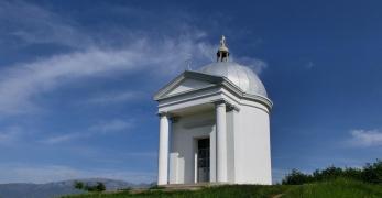 La chiesetta di San Giorgio sulla vetta dell'omonimo Colle 