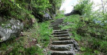 La gradinata incisa nella roccia dell'antica Via Claudia Augusta Altinate 