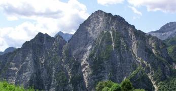 Il Monte Frugna dalle pendici del Monte Gialinut 