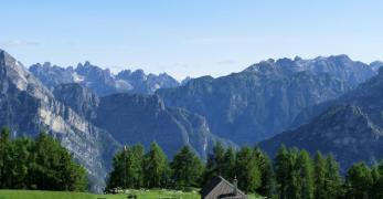 Il Bivacco Zanette. Sullo sfondo, l'Alta Val Cimoliana 