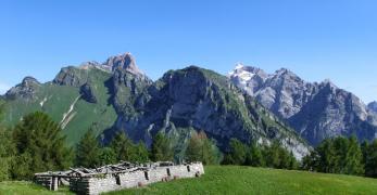 Il ripiano di Casera Monte Cornetto. Sullo sfondo, i Monti Duranno, Lodina e Cima dei Preti 