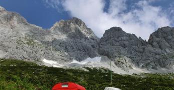 Il Bivacco Grisetti sotto la Crepa Bassa, La Crepa Alta e la Cima delle Sasse 