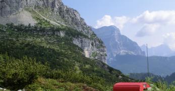 Il Bivacco Grisetti verso la Val di Zoldo 