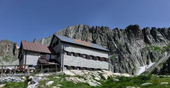 Il Rifugio Ottone Brentari. Sullo sfondo, Cima d’Asta