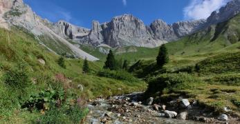 Il Rio de Jigolè. Sullo sfondo, da sx: Passo delle Cirelle, Punta Cigolè e Cima di Ombrettòla