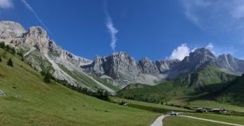 La Conca di Fuciade. Sullo sfondo, da sx: il Sass de Tasca, Punta Cigolè, Cima di Ombrettòla e il Sasso di Valfredda.
