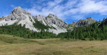 Campuros. Sullo sfondo, la Cima Lavinal di Palas, il Pic di Mea e la Riguota