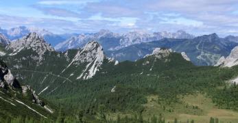 Campuros. Sullo sfondo, le Cime di Lavinal e Passo Lavinal