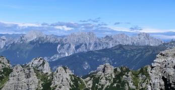 La Forcella Val di Brica tra il Crodon di Brica e la Cima Valmenon. Sullo sfondo, le Dolomiti del Cadore