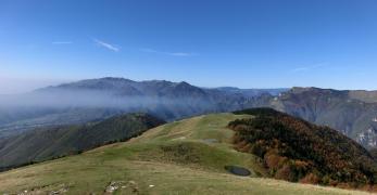 La dorsale del Monte Zogo. Sullo sfondo, il Massiccio del Monte Grappa