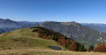 La dorsale del Monte Zogo. Sullo sfondo, la dorsale dei Monti Santo e Tomatico