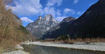Il Torrrente Cordevole. Sullo sfondo, il Monte Coro