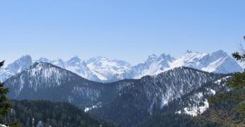 La Val di Zoldo. Sullo sfondo, i gruppi degli Spiz di Mezzodì, Talvena e San Sebastiano